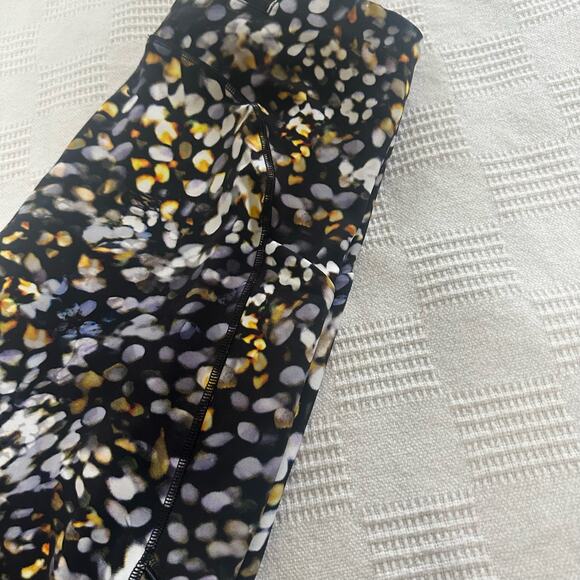 Lululemon Speed Up Tight Full-on Luxtreme in Metropolis Glow Multi size 6 - Picture 8 of 9